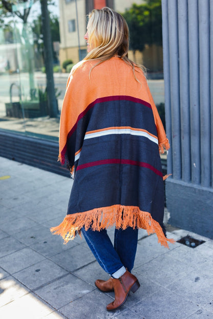 Zoé® | Poncho ouvert de couleur Follow Me Rust avec des rayures multicolores et des franges à pompons