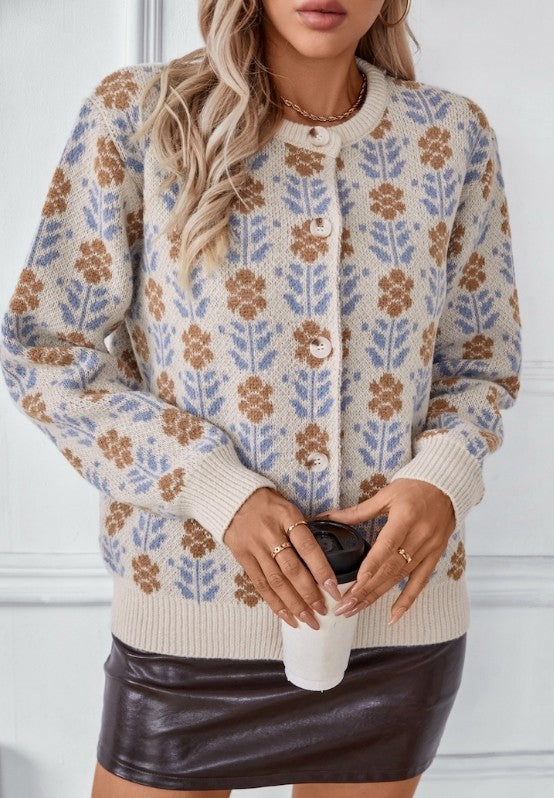 Renata® | Cardigan avec bouton fleuri devant