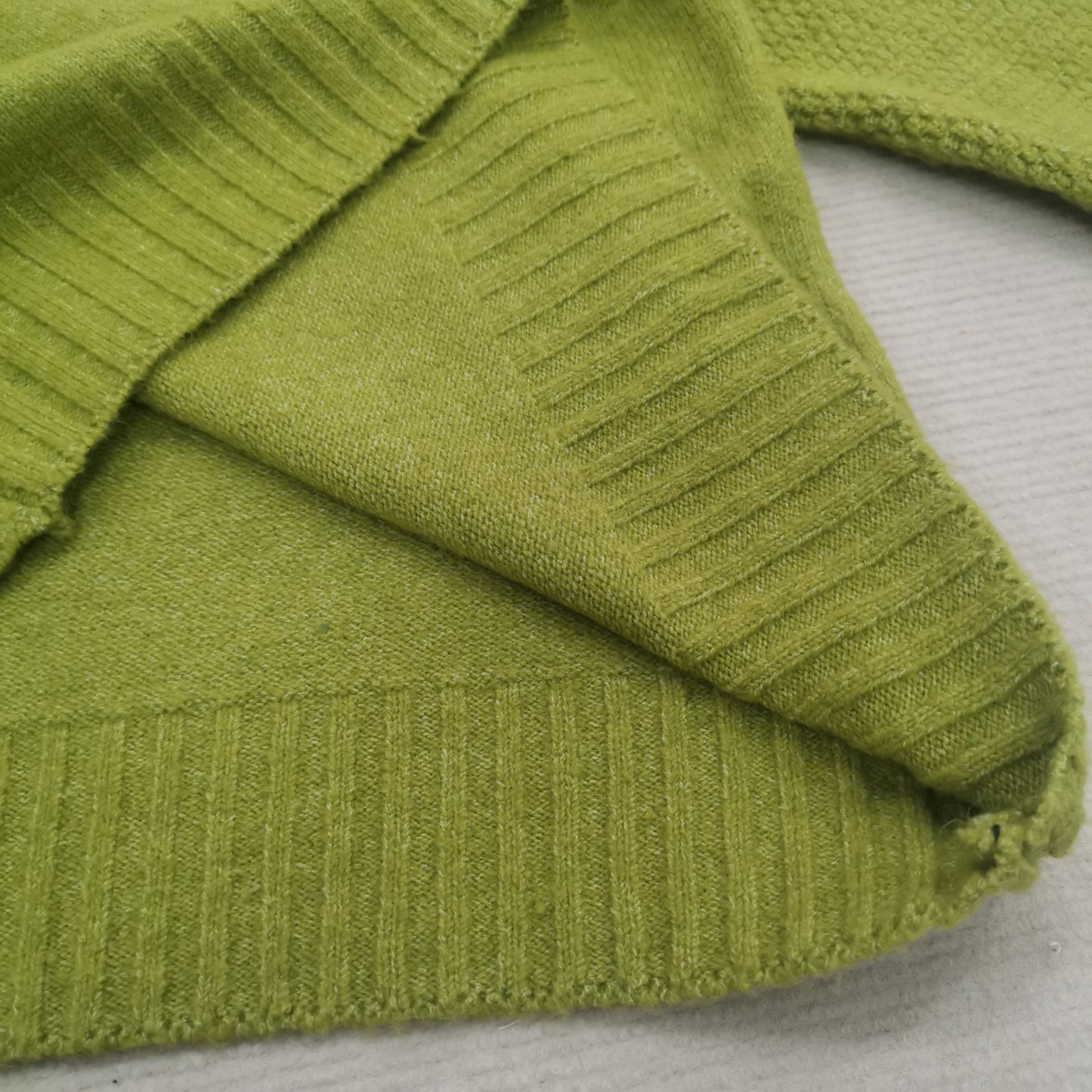 Trudie® | Pull col roulé oversize en maille vert gazon