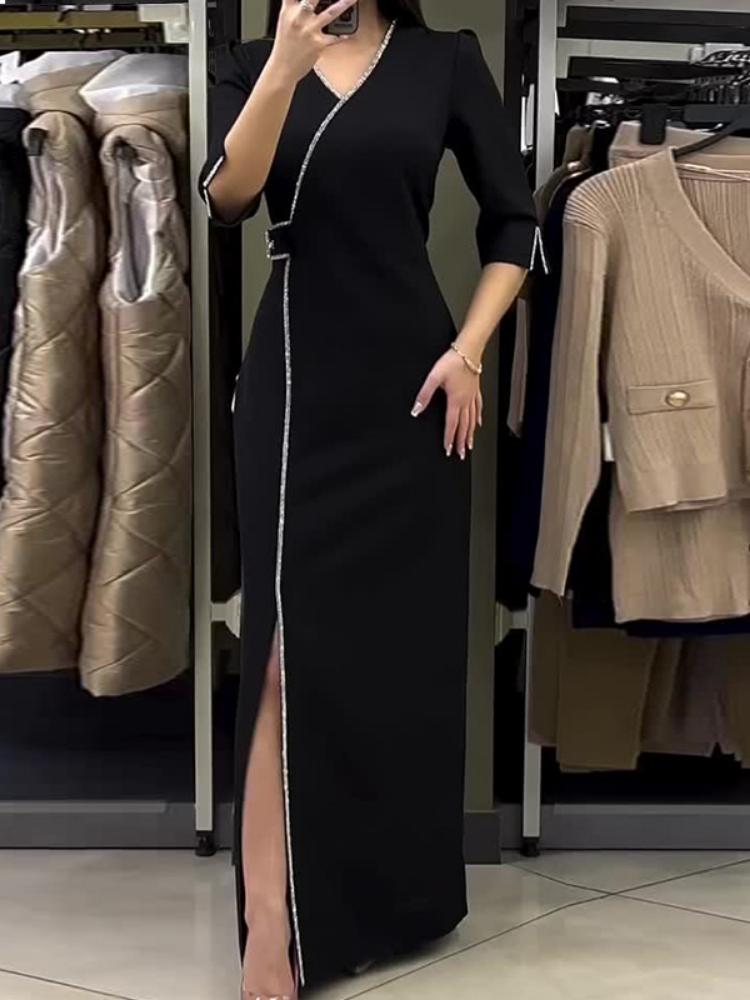 Yadira® | Robe longue noire avec détails de franges et broche élégante